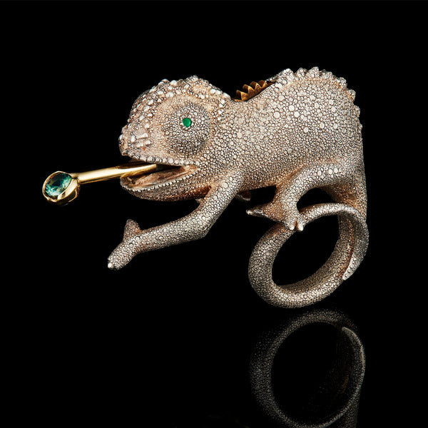 CHAMELEON RING, CLIO SASKIA. Handmade in London in recycled gold, natural Australian sapphires. Nature inspired cocktail ring